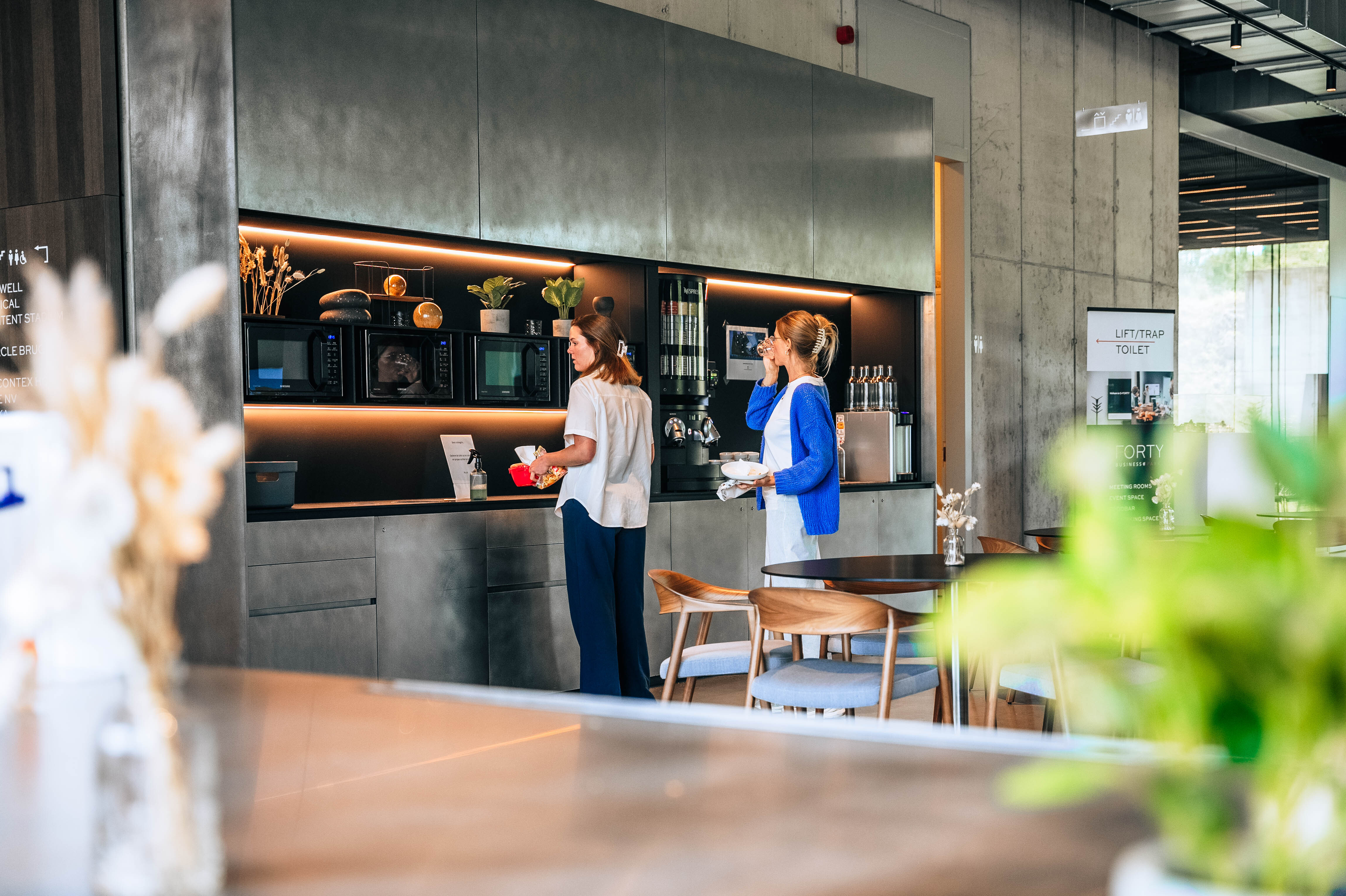 Cafetaria naast de meetingruimtes die te huur zijn in Brugge