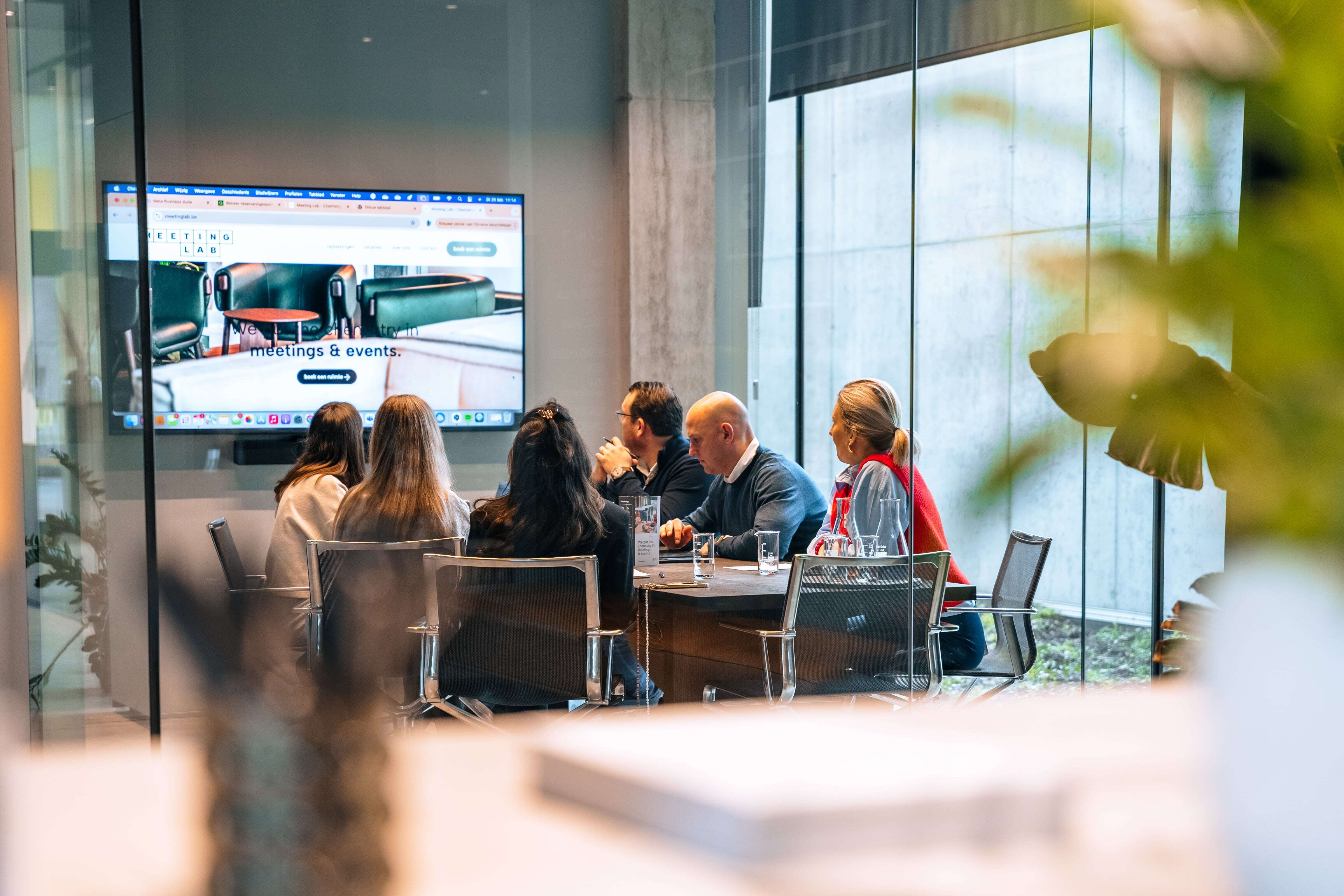 Vergaderzaal Brugge van Meeting Lab in gebruik voor een vergadering.